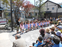 堀江幼稚園児による手遊び歌の様子