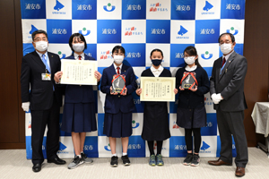 写真：美浜中学校吹奏楽部・美浜北小学校音楽部と内田市長、教育長