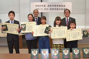 写真：受賞者の皆さん（小学生）