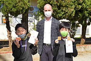 写真：ヴァルクスさんと子どもたち