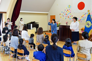 写真：入園式にて先生方の紹介の様子