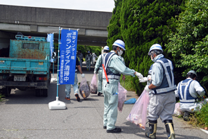 写真：歩道でごみを拾う様子