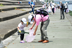 写真：ごみを拾う参加者の様子