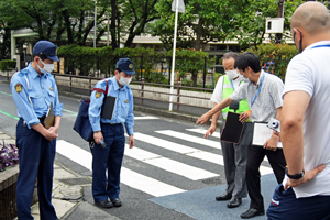 写真：通学路の点検をする市の職員ら