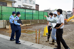 写真：通学路の点検をする市の職員ら