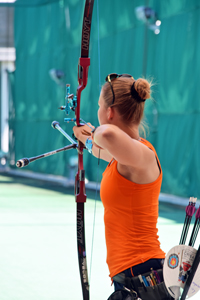 写真：矢を射る選手