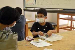 写真：笑いながら作業をしている様子