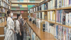 写真：図書館で本を探している様子