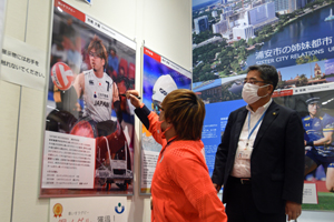 写真：パネルにサインを書く池崎選手