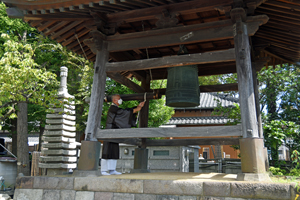 写真:平和への願いを込め鐘を撞く住職