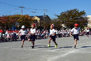 写真:徒競走で走る児童