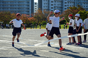 写真:ゴール前する児童の様子