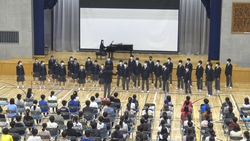 写真：生徒が合唱する様子