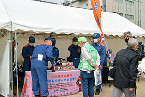 写真：体験・展示コーナーの様子