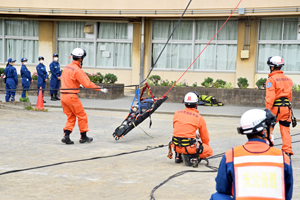 写真：校舎からの救出訓練の様子