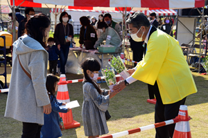 写真:児童への花苗配布の様子