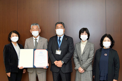 写真：浦安市国際交流協会の皆さんと市長