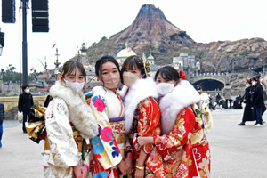 写真：プロメテウス火山の前で記念写真を撮る新成人