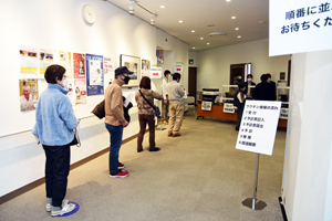 写真：接種会場の受付の様子