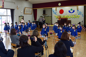 写真：美浜南認定こども園の修了生たち