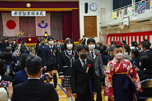 写真：退場する卒業生たち