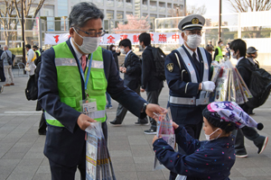 写真：グッズを配っている内田市長