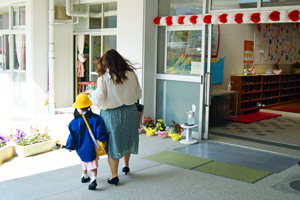 写真：入園式の会場に向かう親子