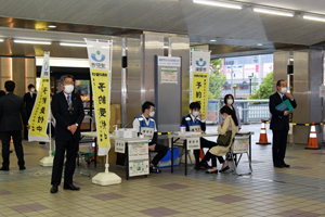 写真：新浦安駅の出張受け付けの様子