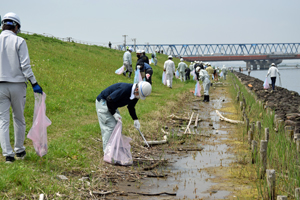 写真：護岸を清掃している様子1