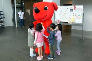 写真:子どもたちに囲まれるチーバくん