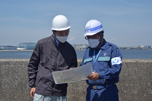 写真：視察する千葉県知事と市長