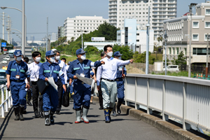 写真：視察する千葉県知事と市長