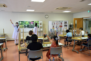 写真:親子で食育学習の様子