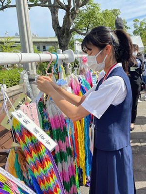 写真：千羽鶴を結びつける生徒