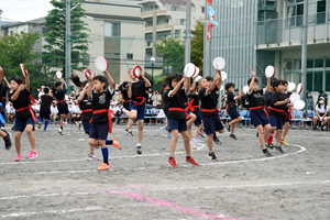 写真:沖縄をテーマにしたダンス