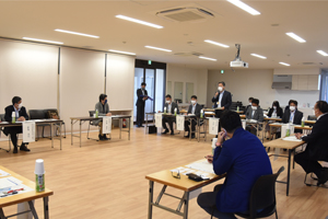 写真：意見交換会で話し合う様子