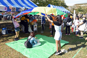 写真：パラバルーンをしている様子