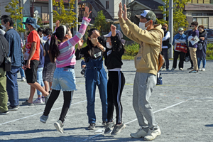 写真：勝利して喜ぶチーム