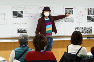 写真：日比野学長によるワークショップ