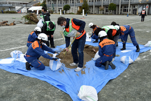 写真:土のう設置訓練の様子