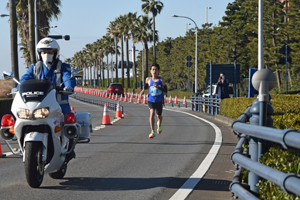 写真：10キロメートルの部先頭のランナー