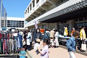 写真：多くの人でにぎわう会場