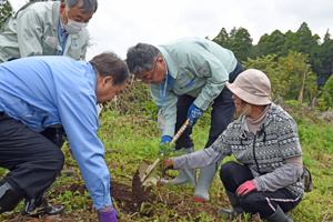 写真：植樹をする内田市長