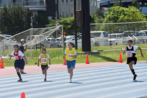 写真：100メートルを走るの選手たち
