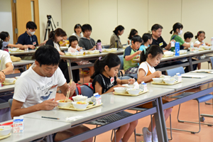 写真：試食会で給食を食べる様子