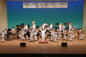 写真：海上自衛隊横須賀音楽隊による演奏の様子