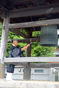 写真：大蓮寺で鐘を鳴らしている様子