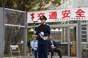 写真：一日警察署長の泉澤祐希さんによる交通安全宣言の様子