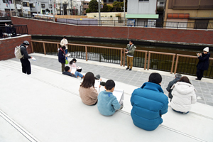 写真：屋外での音のワークショップ