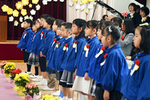 写真：修了の歌を歌う園児たち